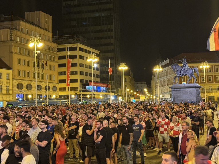 VIDEO Tuga i nevjerica zavladale Trgom bana Jelačića nakon 4:2