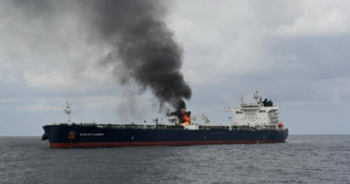 Tanker pun nafte gori i pluta Crvenim morem, napadnut je