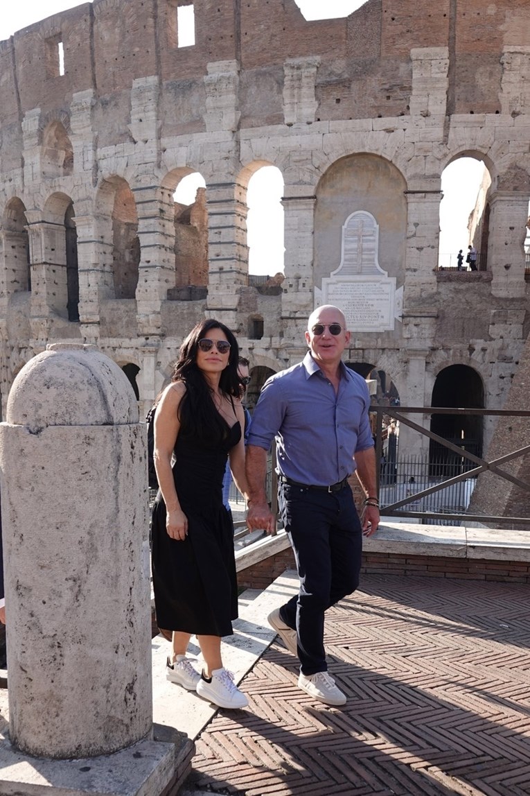 Jeff Bezos s djevojkom Lauren snimljen u Rimu, par se držao za ruke