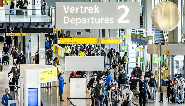 Putnici iz JAR-a zbog novog soja satima čekali na pisti aerodroma u Amsterdamu