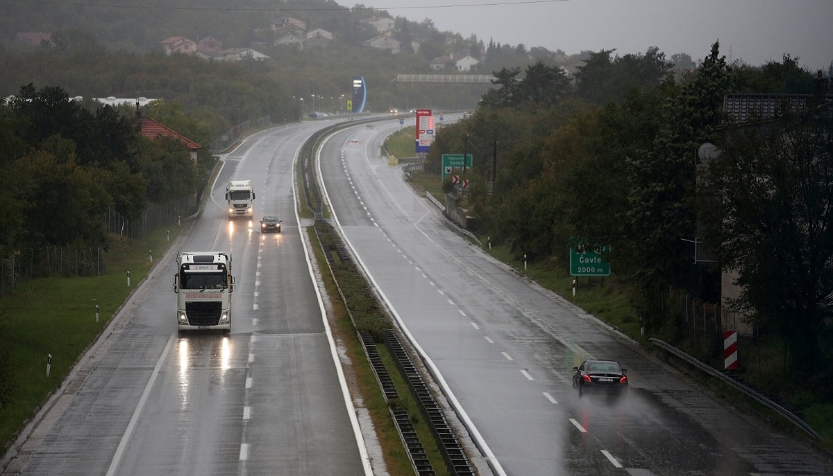 Ceste su mokre i skliske u većem dijelu zemlje