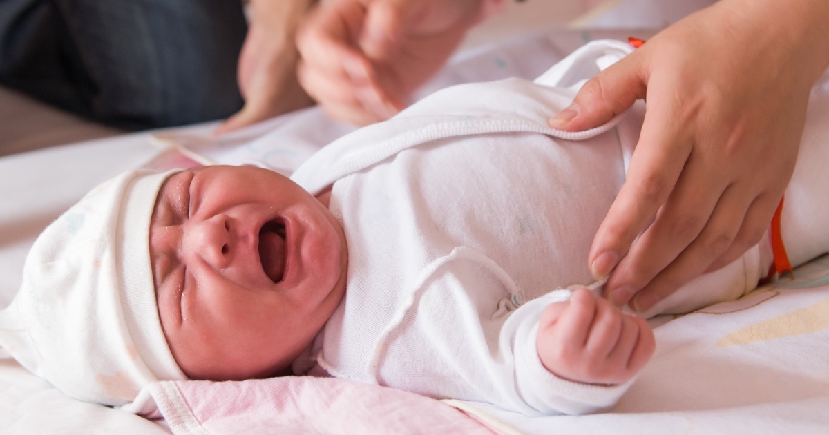 Bebi se vlas kose zaplela o prstić, mame poslale upozorenje: Iako rijetko, događa se