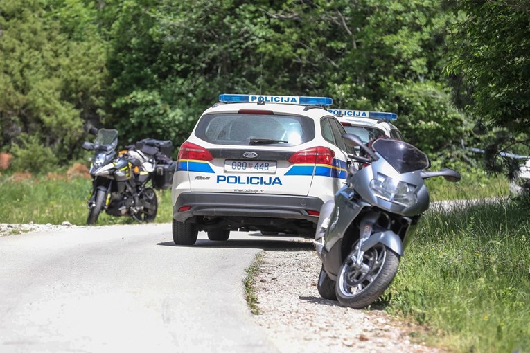 U bolnici u Puli preminula suvozačica na motoru u koji se zabio kombi