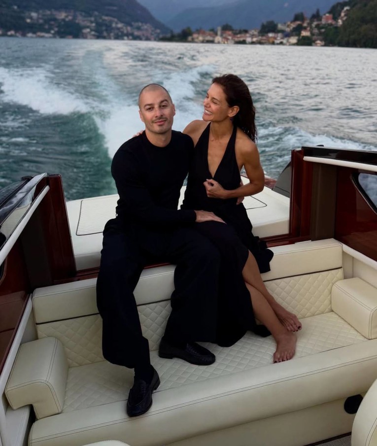 Katie Holmes (47) pozirala s novim dečkom (39) na jezeru Como