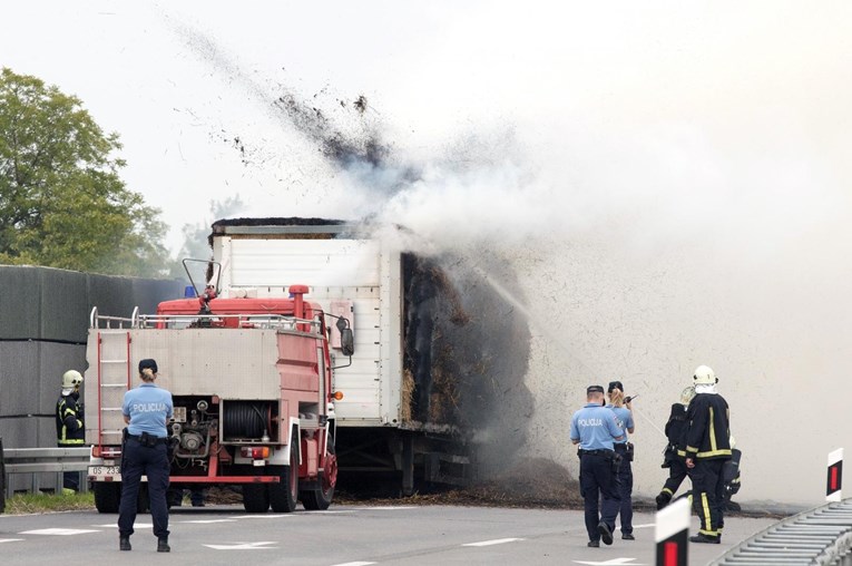 Kod Osijeka se zapalio kamion pun sijena, pogledajte snimku