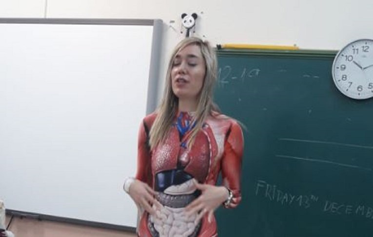 Učiteljica postala hit zbog outfita u kojem je djecu učila ljudskoj anatomiji