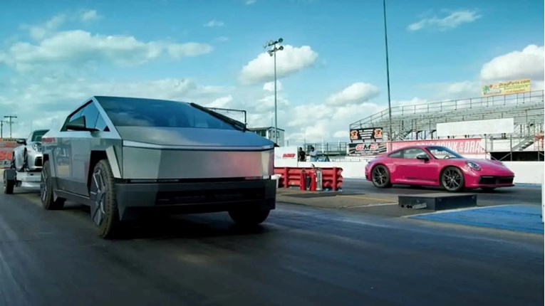 VIDEO Rekreirali su utrku Cybertrucka koji tegli Porsche i Porschea