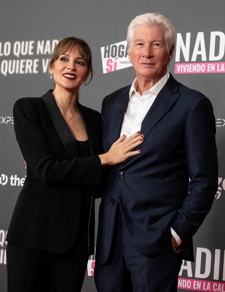 Richard Gere (76) i supruga Alejandra (42) pozirali zagrljeni na premijeri filma