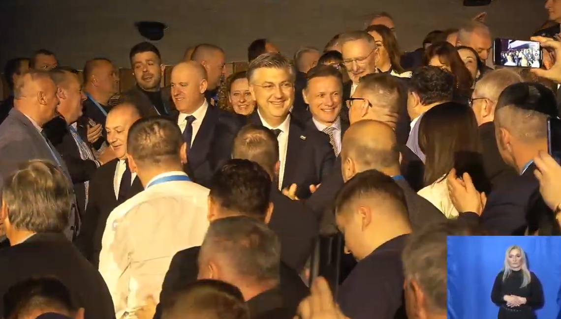 VIDEO Pogledajte kako je Plenković uz pjesmu iz Rockyja ušao među gomilu HDZ-ovaca