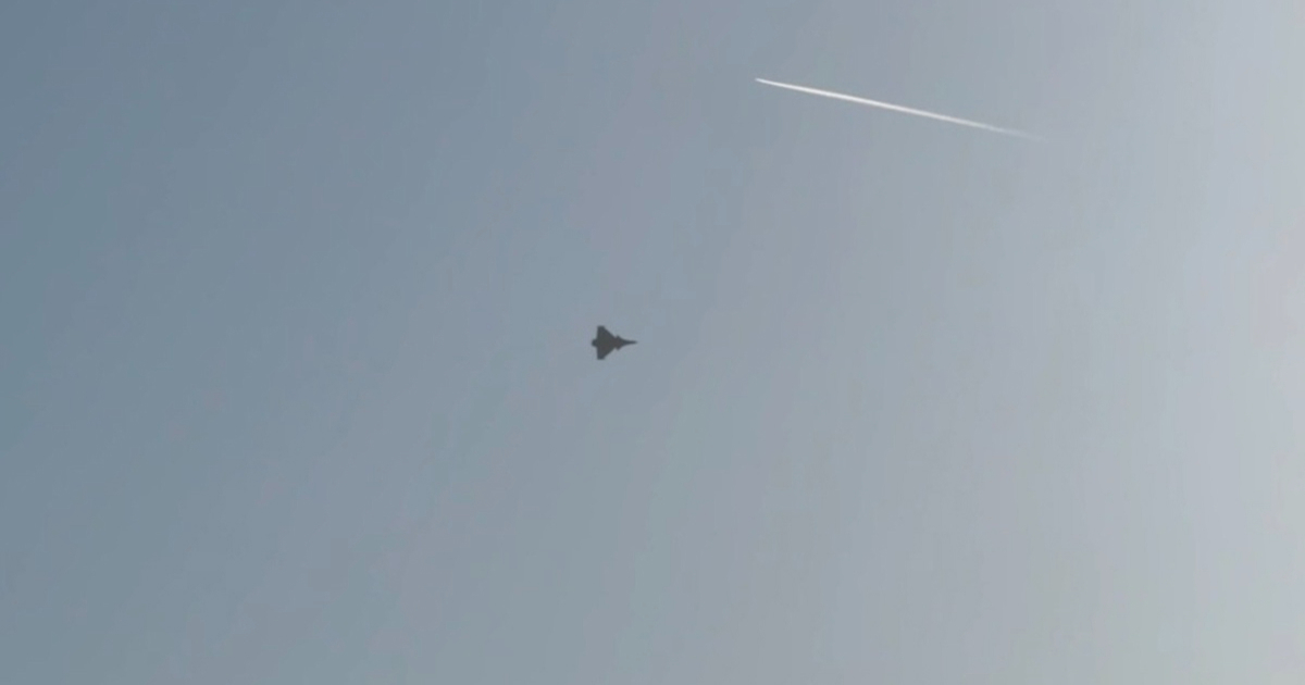 Rafalei uvježbavali program za Dan Oružanih snaga. Snimili smo ih iz Novog Zagreba