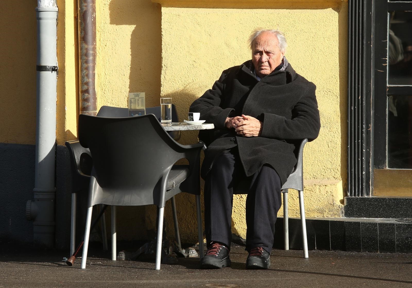 Objava kazališta Kerempuh za Manolićev 104. rođendan je hit na Fejsu