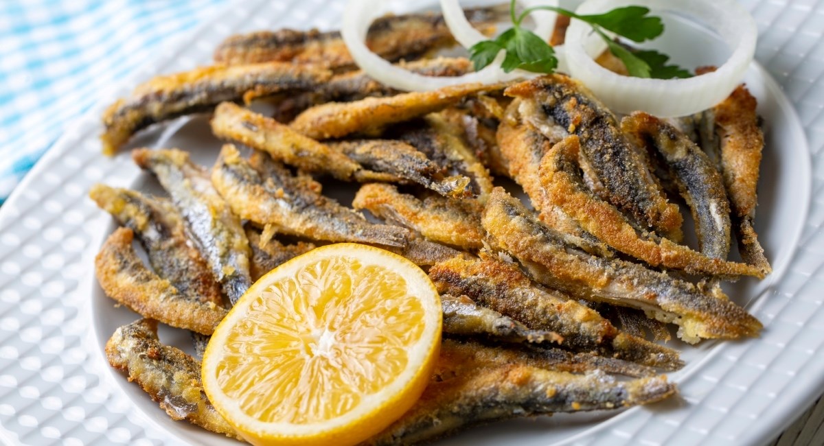 Pržene srdelice brz su i jeftin ručak, a uz ove savjete ispast će još hrskavije