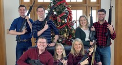 Republikanac u SAD-u objavio sliku obitelji s oružjem ispred božićnog drvca