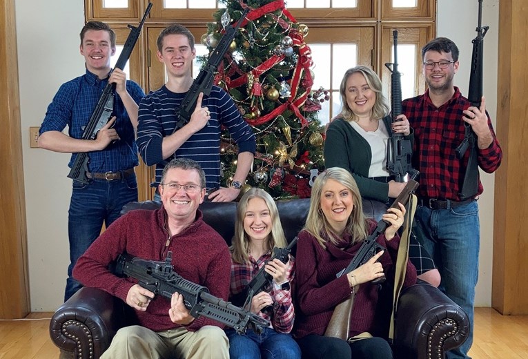 Ovo su američki kongresmen i njegova obitelj. Svi su naoružani ispred božićnog drvca