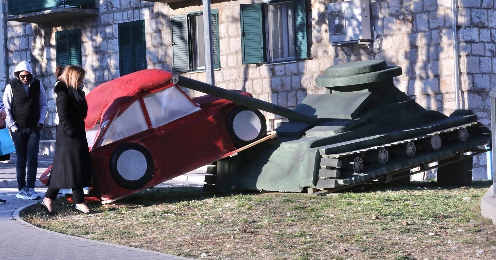 Učenici iz Zagvozda odali počast žrtvama Domovinskog rata maketom Fiće protiv tenka