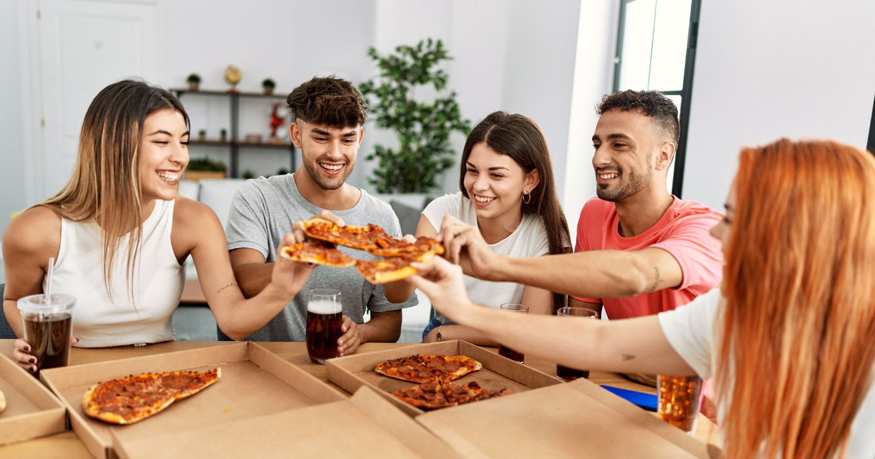 Istraživanje potvrdilo: Gen Z nema vremena za kuhanje, bira dostavu i gotova jela