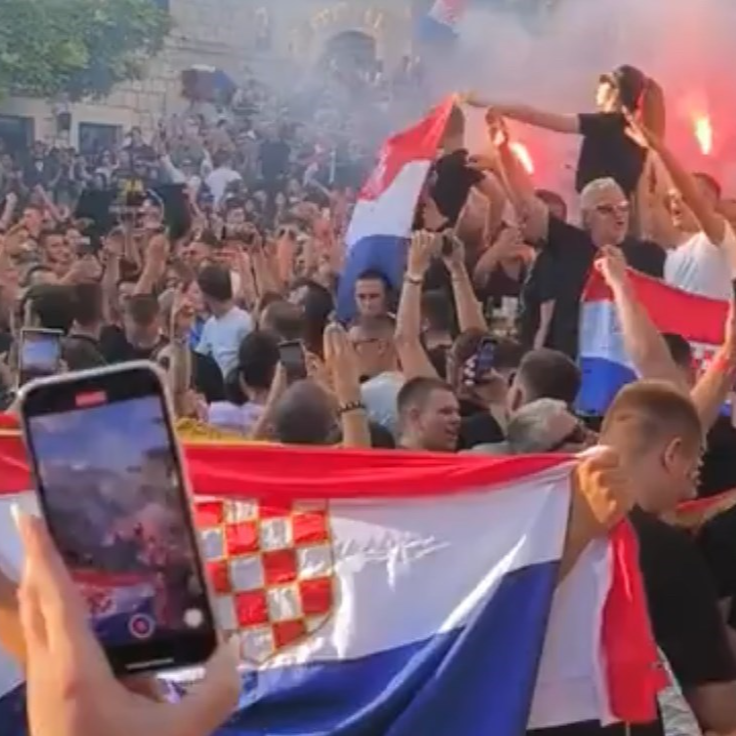 Uoči Thompsonovog koncerta u Imotskom prepunim trgom odjekivalo Evo zore, evo dana
