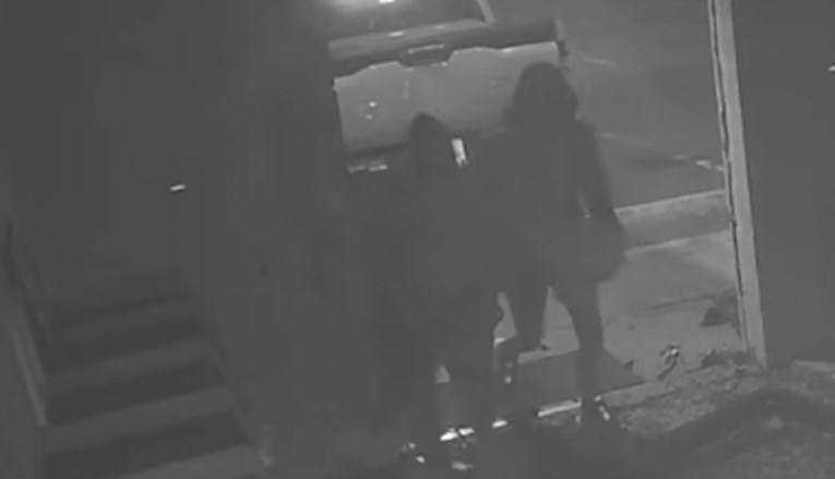 VIDEO Tinejdžeri u SAD-u autom upali u prodavaonicu oružja, ukrali gomilu pištolja