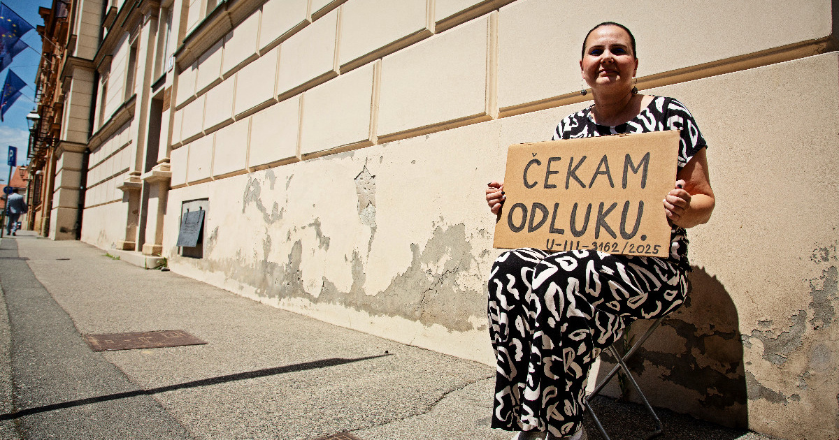 Zviždačica Cvrtila sjedila ispred Ustavnog suda. "ČEKAM ODLUKU"