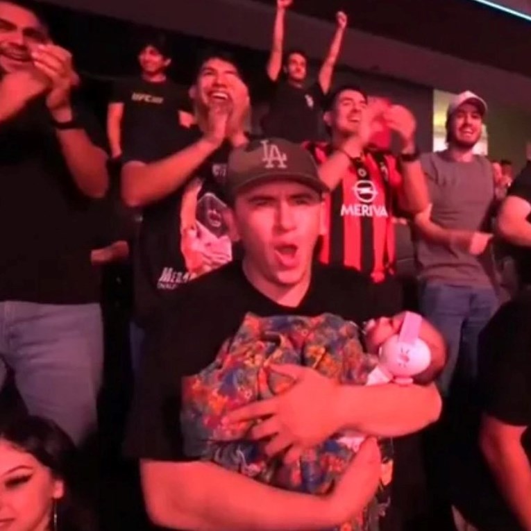 FOTO Navijač na UFC event došao s bebom i postao viralni hit