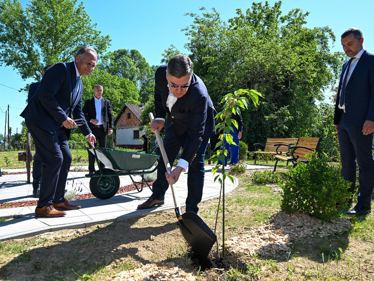 Milanović zasadio stablo mira u Romskom memorijalnom centru u Uštici