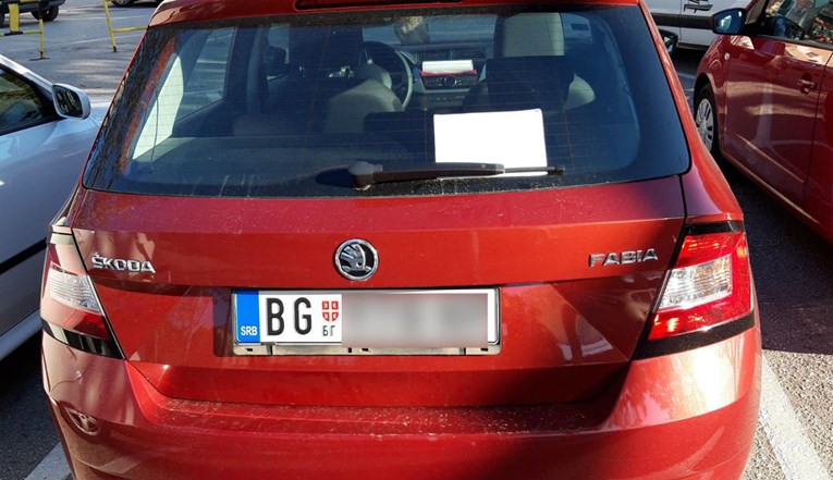 Kinez došao u Split s beogradskim tablicama pa ostavio urnebesnu poruku na autu