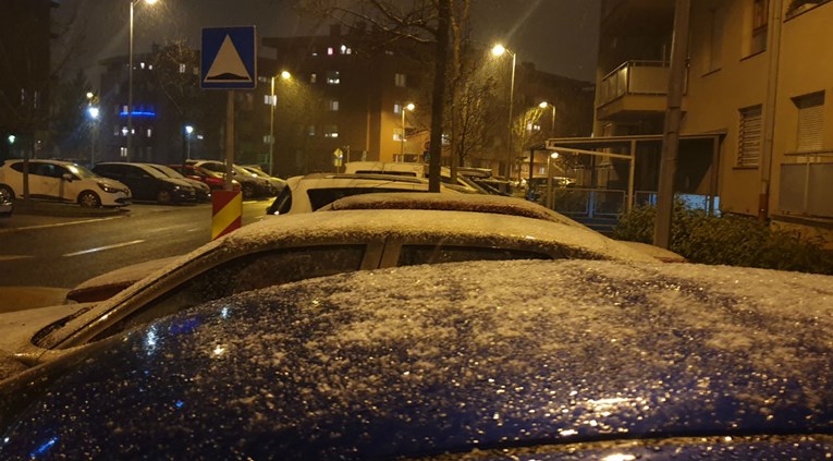 VIDEO U Zagrebu pada snijeg