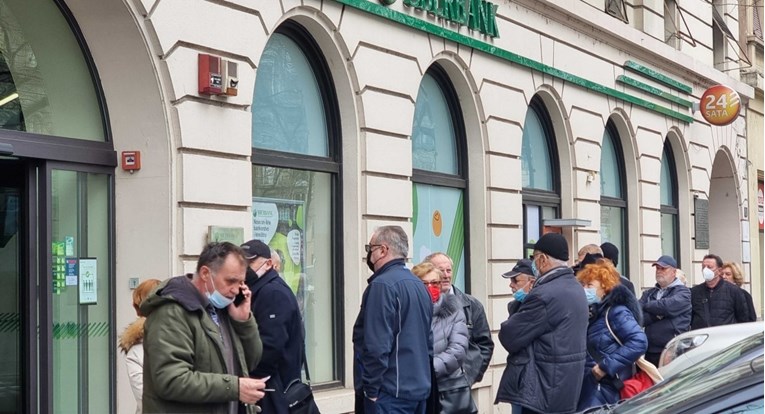 FOTO Ovo su redovi ispred Sberbanke u Zagrebu i Splitu