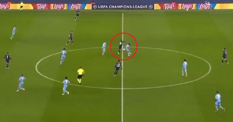 Messi gurnuo loptu kroz noge Sterlingu. Pogledajte velemajstoriju