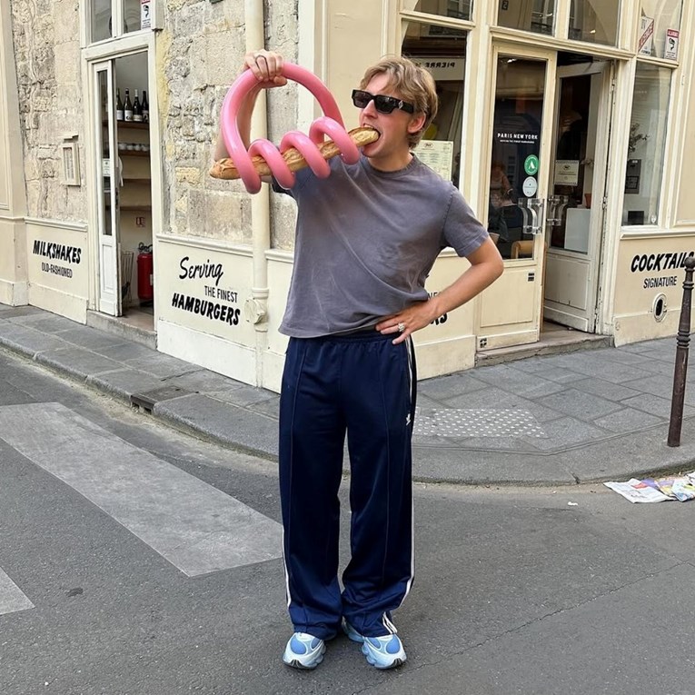 Ulice Pariza preplavili držači za baguette