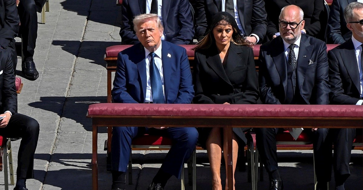 Govorilo se da će Trump sjediti u trećem redu na sprovodu pape Franje. Sjedio u prvom