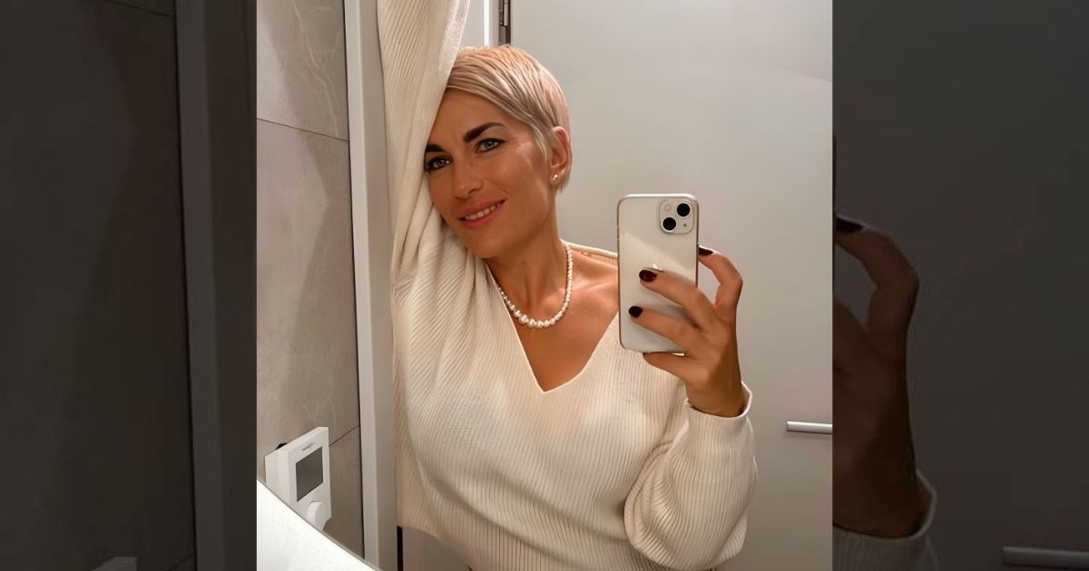 Nika Fleiss pozirala uz bazen i pokazala poveći trudnički trbuh