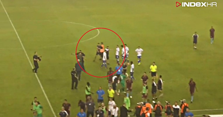 VIDEO Navijač uletio među Hajdukove igrače, bilo je naguravanja