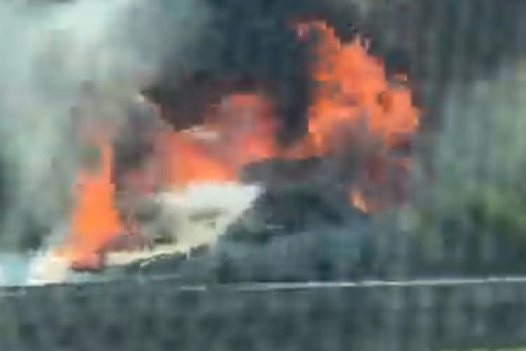 Gori auto na A3, stvorila se kolona