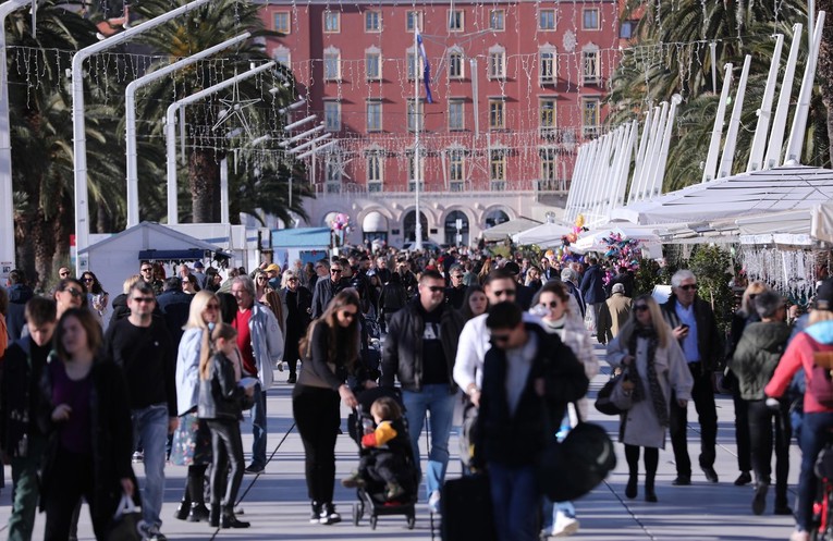 U Splitsko-dalmatinskoj 1266 novih, umrlo 7 ljudi. Ograničit će rad kafića?