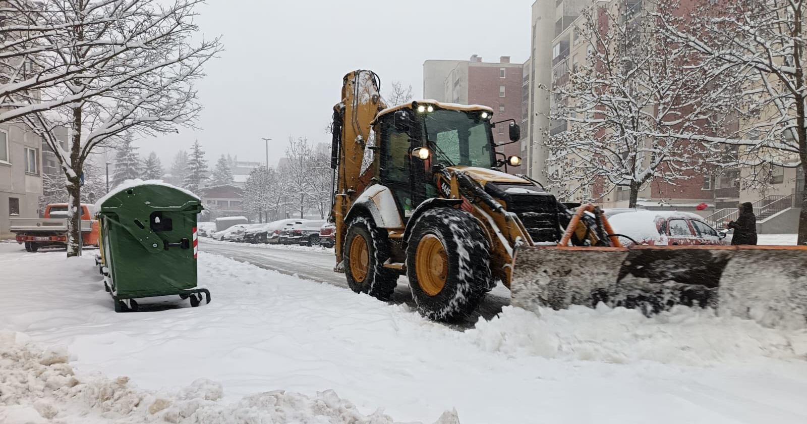 U Karlovcu palo do 30 cm snijega. Grad: Čistite prilaze kućama, pazite kako parkirate