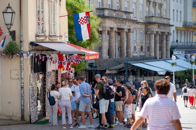 FOTO Pogledajte kako danas izgleda centar Zagreba, pun je turista