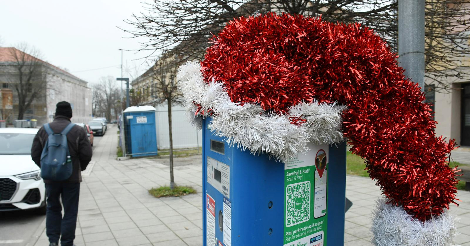 Aparati za naplatu parkiranja u Sisku ukrašeni božićnim kapama