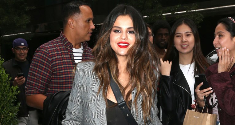 Poslovni chic: Selena Gomez klasično odijelo podigla odličnim cipelicama