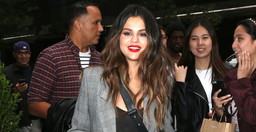 Poslovni chic: Selena Gomez klasično odijelo podigla odličnim cipelicama