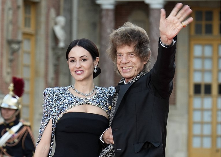 Mick Jagger (80) ponosno pozirao sa zaručnicom (36). Ni snažan vjetar mu nije smetao