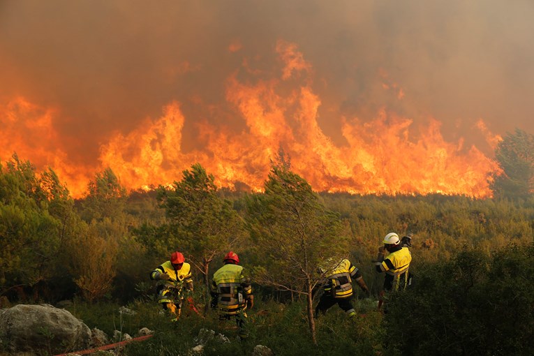 Veliki požar na obali blizu Marseillea, evakuiraju se tri kampa
