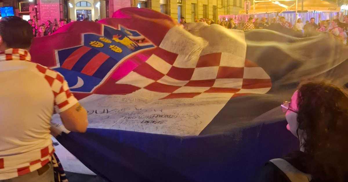 VIDEO Ušli smo pod ogromnu zastavu u centru Zagreba, tamo je ludnica unatoč kiši
