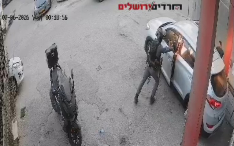 VIDEO Izraelski policajac bacio šok-bombu u auto s Palestincima pa blokirao vrata