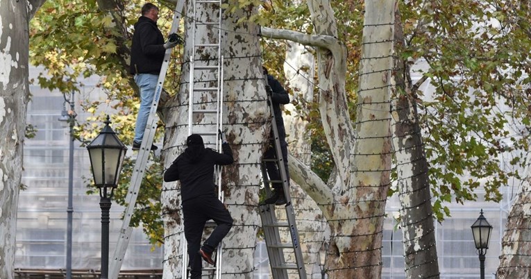 Na Zrinjevcu postavljene adventske lampice