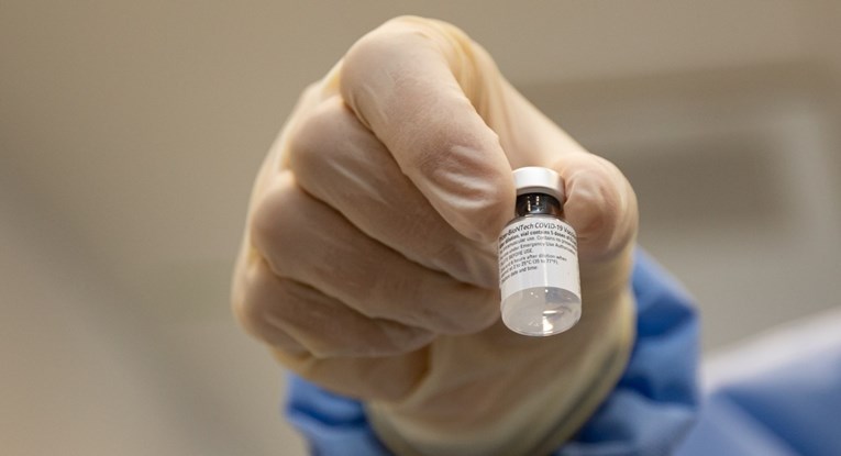 Pfizer i BioNTech počeli testirati cjepivo na trudnicama