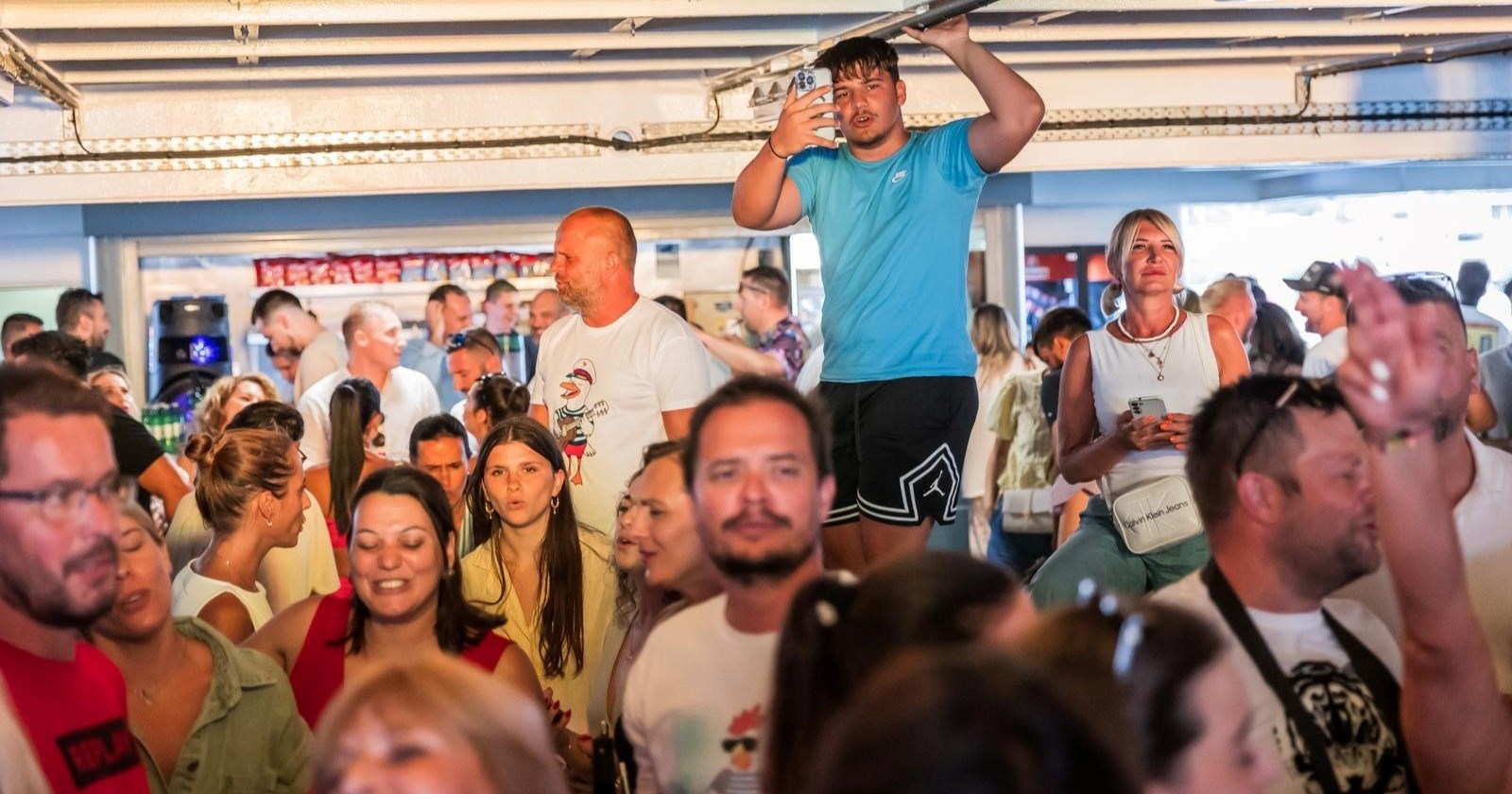 VIDEO Koncert na trajektu za Olivera: Stotine putnika uglas zapjevale za najvećeg