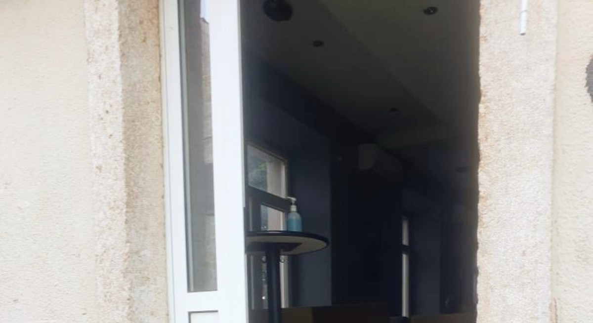 Prizor na ulazu dalmatinskog kafića je hit, ljudi pišu: Odmah stižem ako me ovo čeka