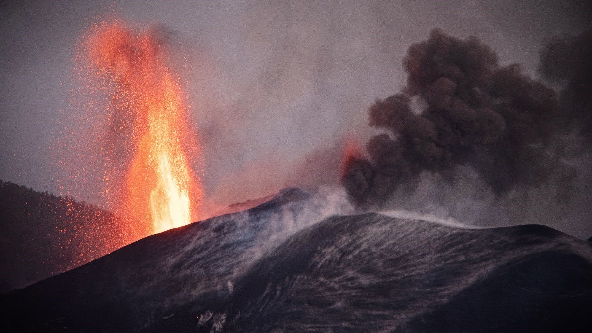 Počelo čišćenje pepela nakon erupcije vulkana na Kanarima