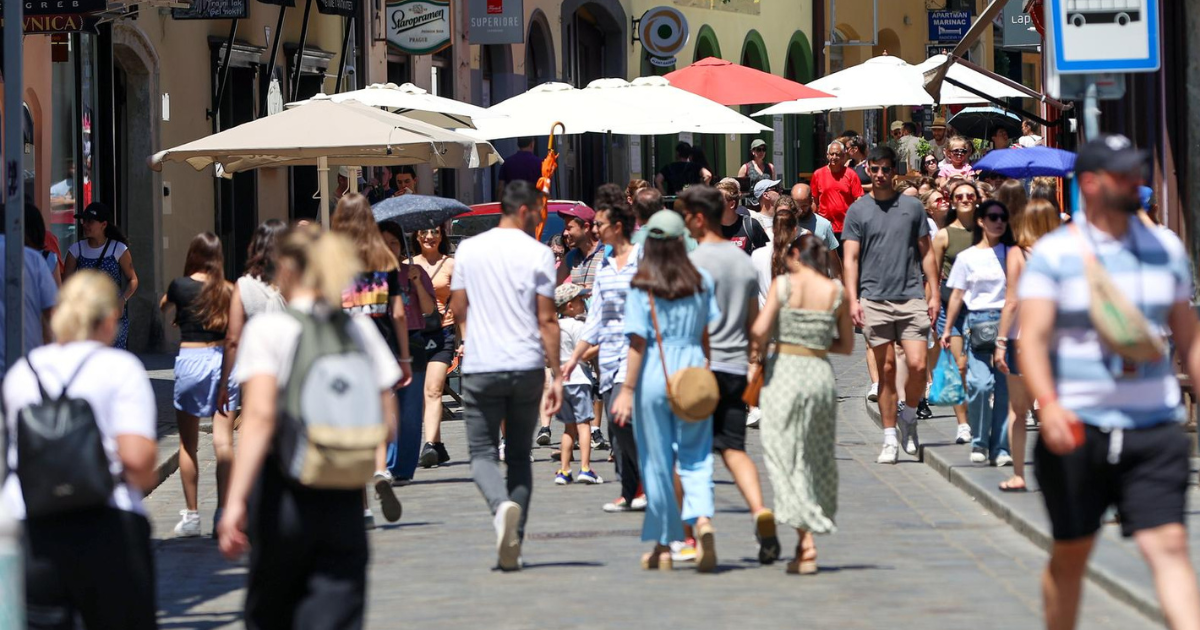 Centar Zagreba jutros je bio pun unatoč visokim temperaturama